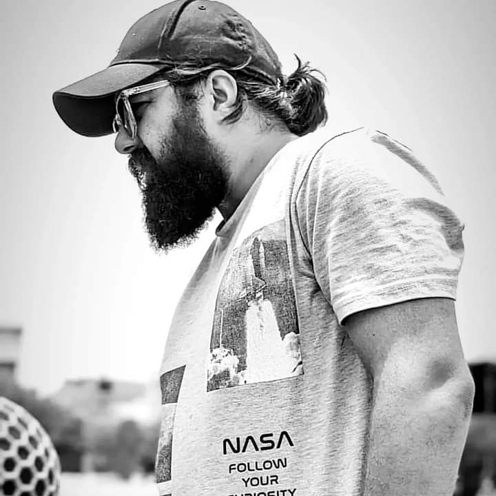 Moiz Zaidi on set